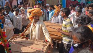 गुमानपुरा के भगोरिया में दिखी आदिवासी संस्कृति की झलक, पारंपरिक परिधान में नजर आए युवक-युवतियां, 25 से अधिक मांदल पर जमकर झूमते हुए नजर आए आदिवासी समाजजन