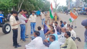 राजगढ़ – विद्युत विभाग की लापरवाही से परेशान 3 गांवो के किसानो ने विद्युत कार्यालय के सामने दिया धरना, लिखित आश्वासन के बाद माने